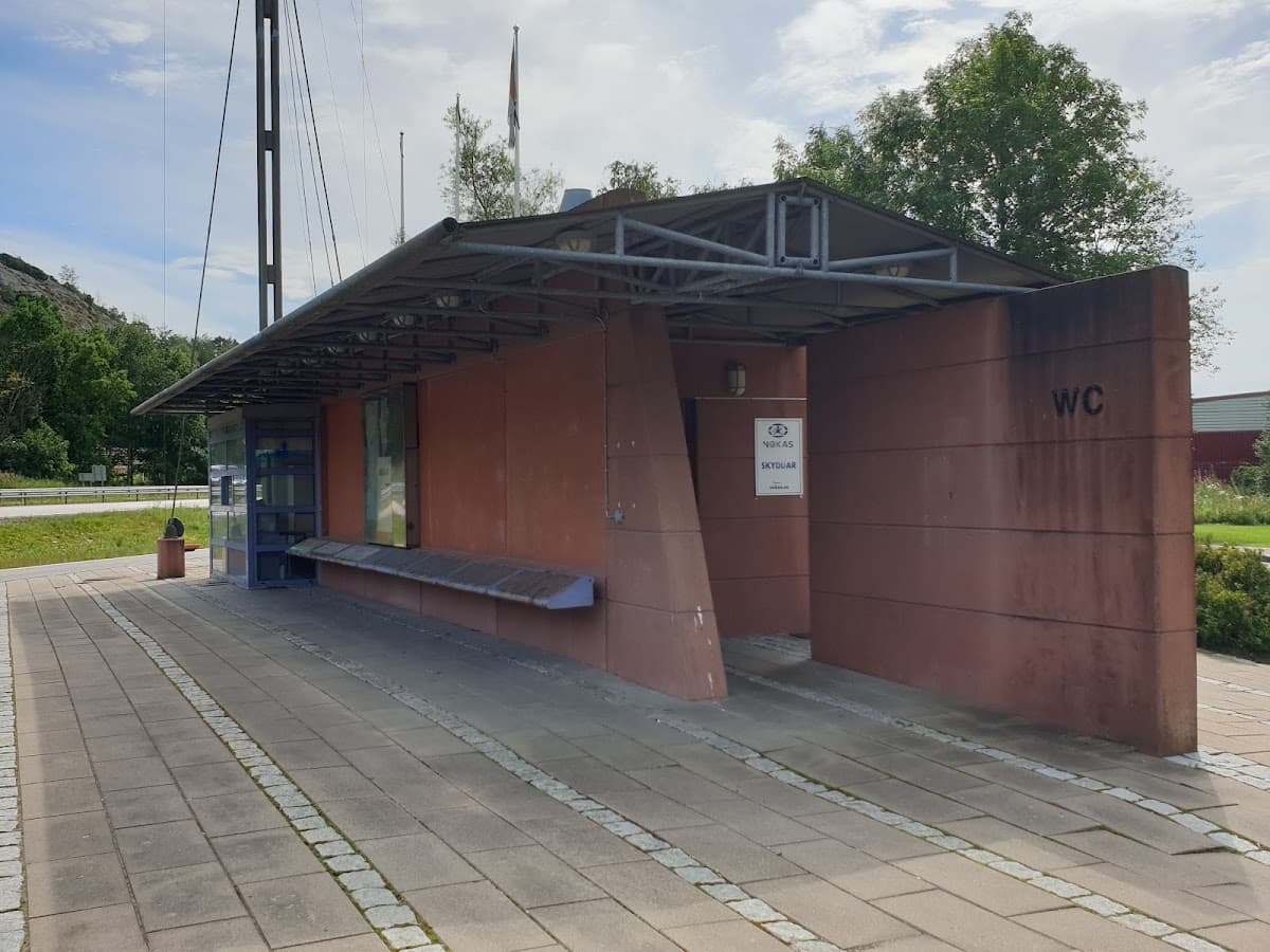 Rastplats Agnesberg längs E45 norr om Göteborg med parkeringsytor och toalettbyggnad.