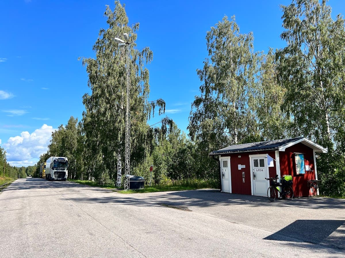 Rastplats Armsjön V vid E4 med utsikt över Stora Armsjön och omgivande skog.