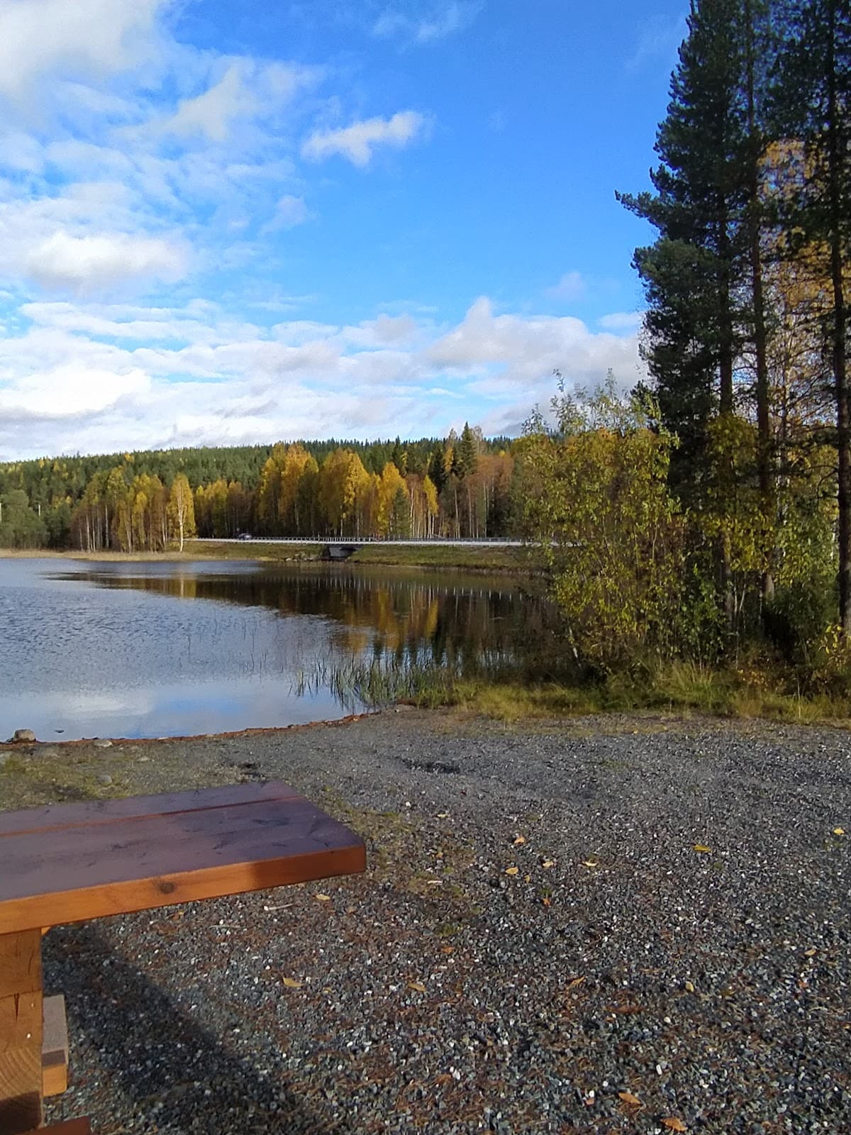 Rastplats Bastunäs vid E4 norr om Piteå med utsikt över natur och Piteälven.
