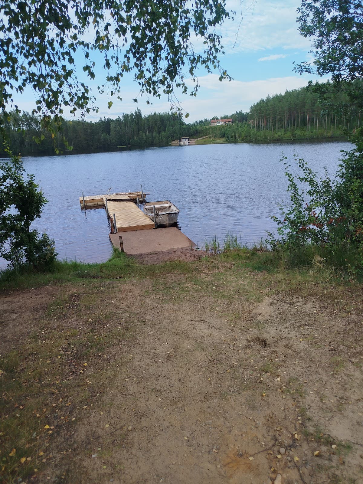 Vy över rastplats Borasjön V med picknickbord och utsikt över sjön Borasjön längs riksväg 40.