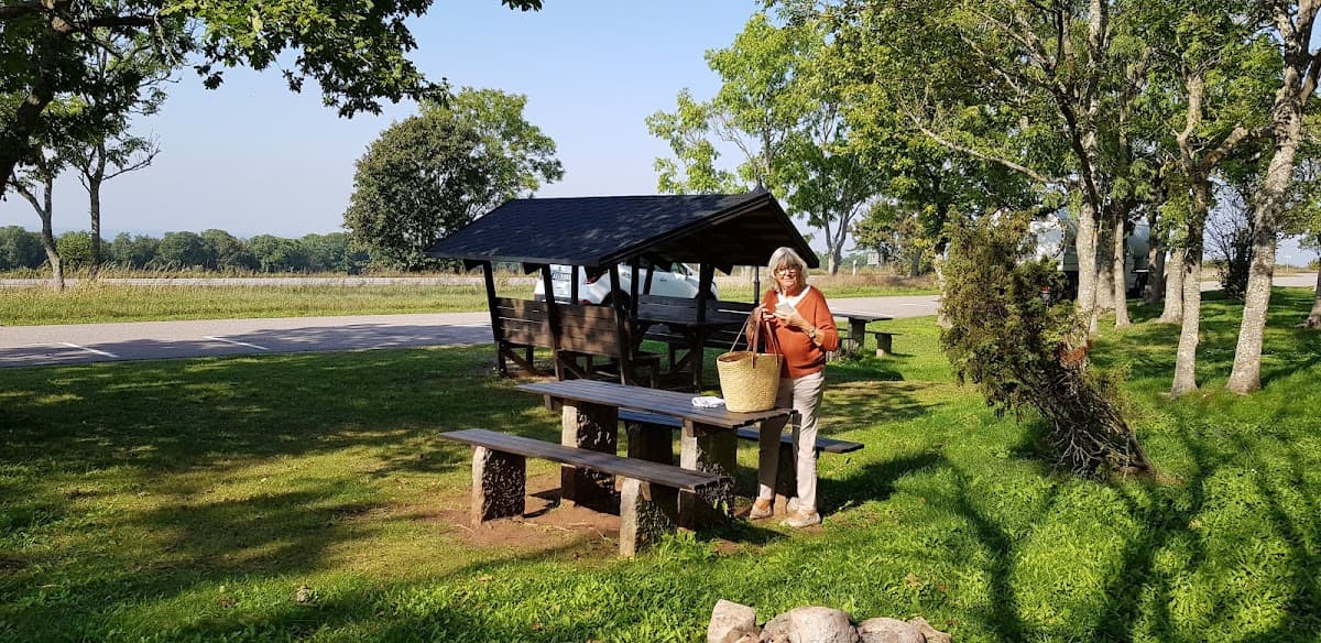 Rastplats Ekerum på Öland med utsikt över Kalmarsund och öppna grönytor.