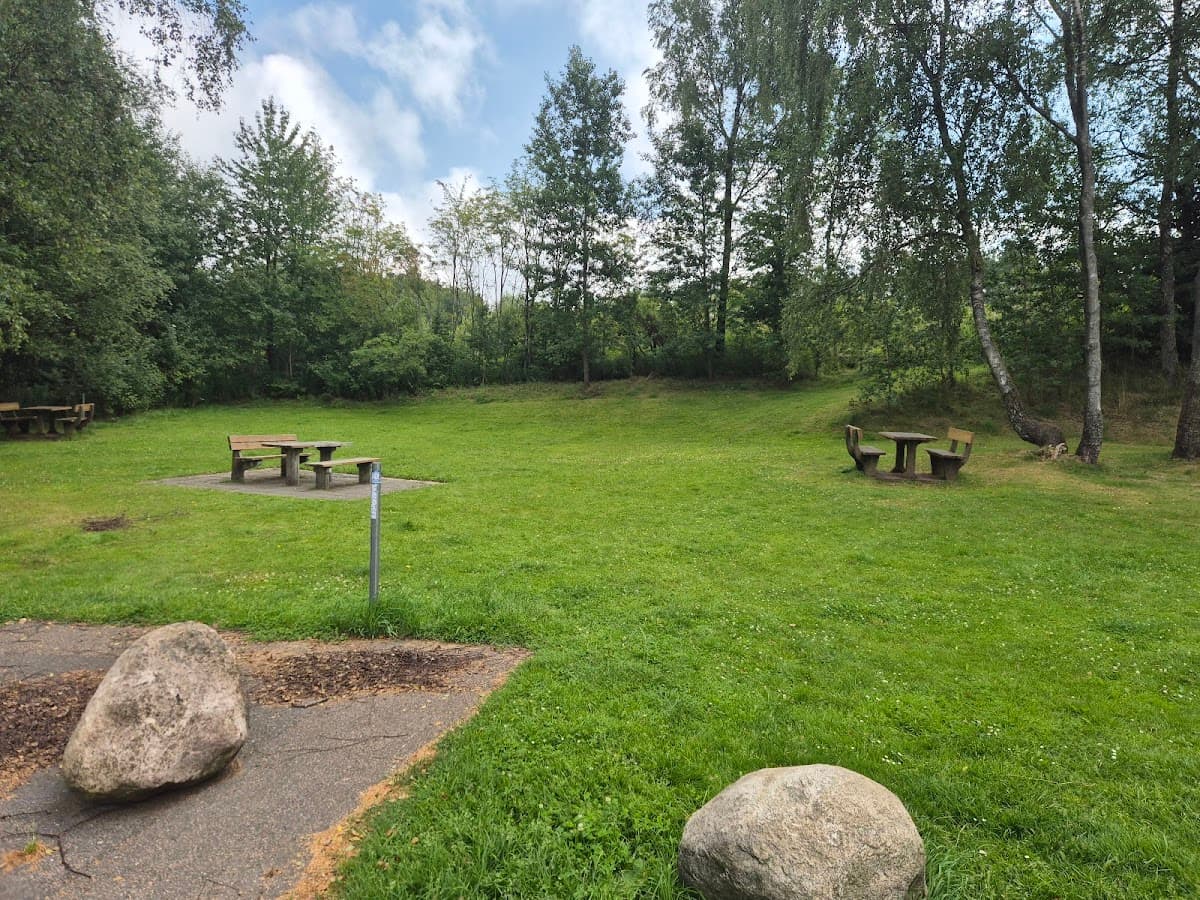 Vy över rastplats Hallandsås vid E6, omgiven av åsens naturliga grönska och träd.