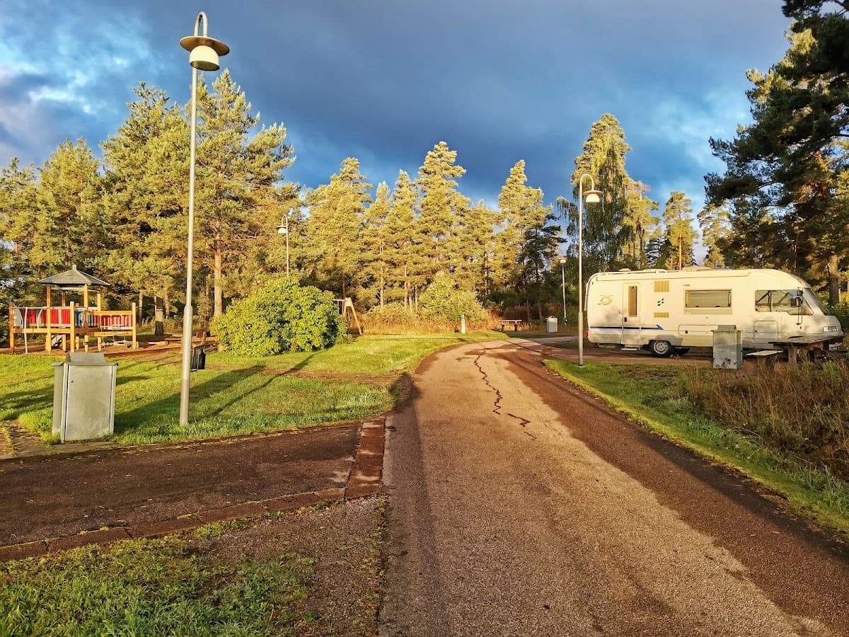 Rastplats Herrbeta N vid E4 i Småland, omgiven av grönskande skogsmiljö.