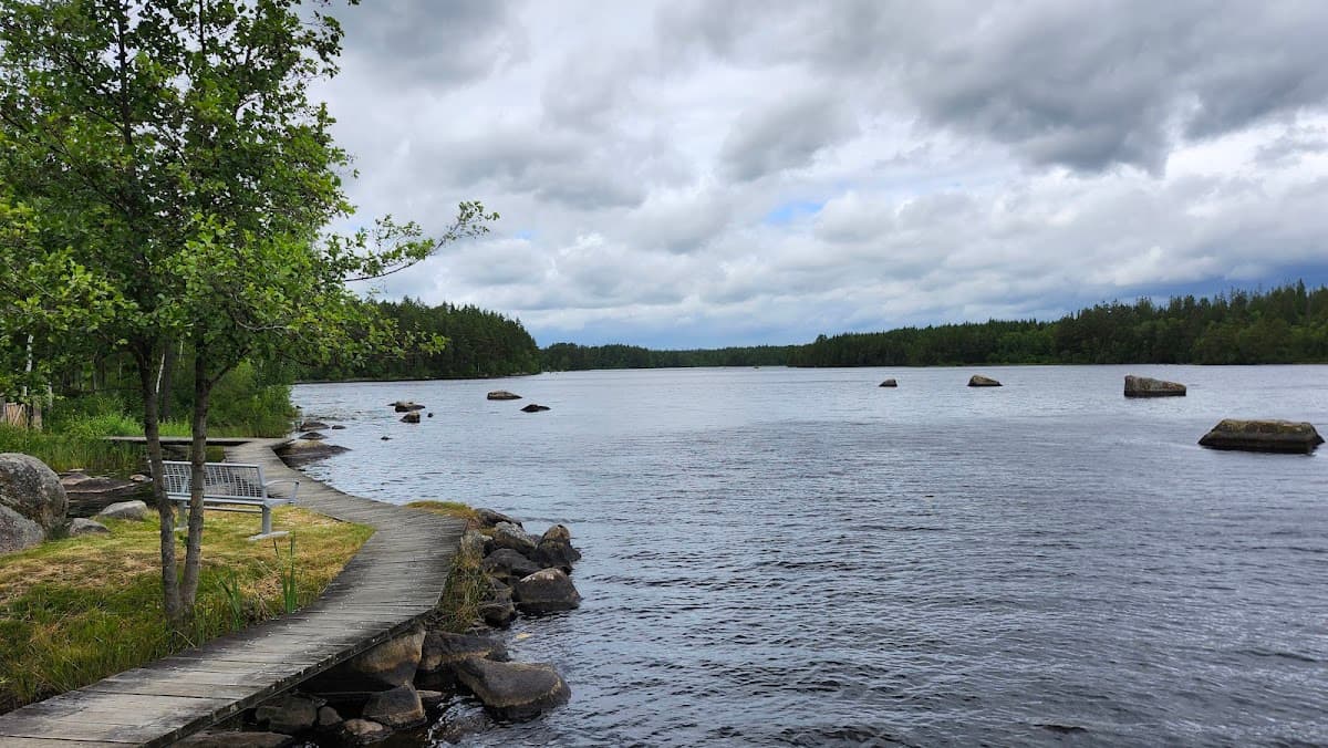Rastplats Hyllsjön vid E45 med vacker sjöutsikt och omgivande skog i Värmland.