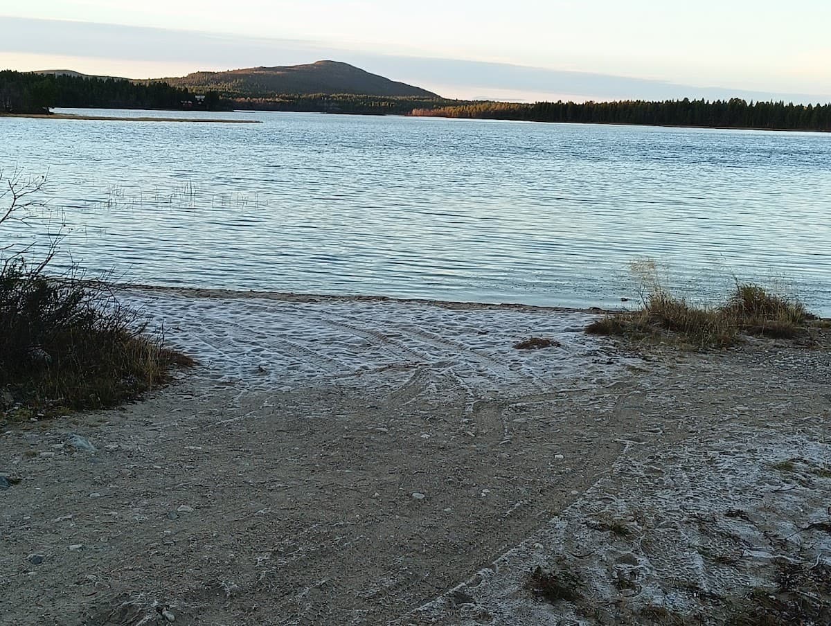 Karesuando rastplats i norra Lappland omgiven av fjällbjörksskog och arktiskt landskap.