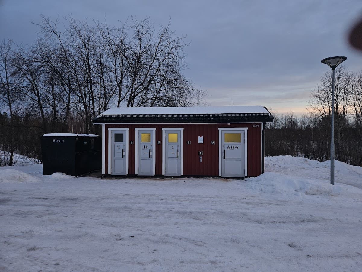 Lansjärv rastplats vid E10 i Norrbotten med utsikt över skog och vatten.