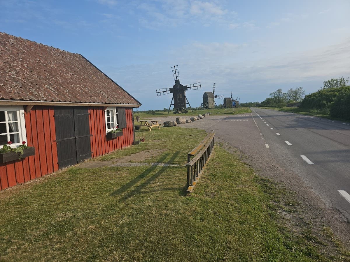 Vy över Lerkaka rastplats på Öland med klassiska väderkvarnar och öppna fält vid väg 136.