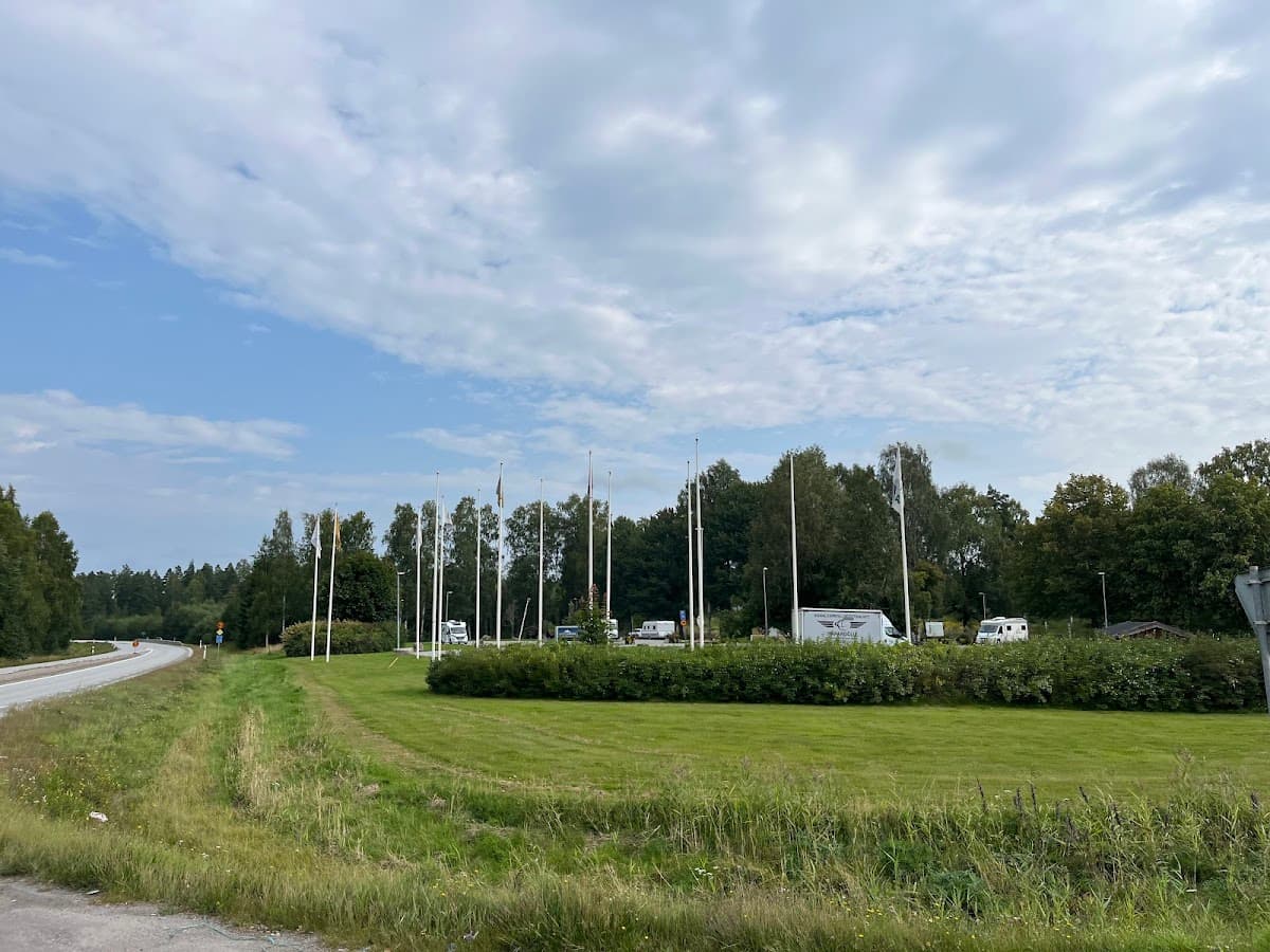 Rastplats Lindesberg vid Riksväg 50, omgiven av lummig skog och natur i Bergslagen.