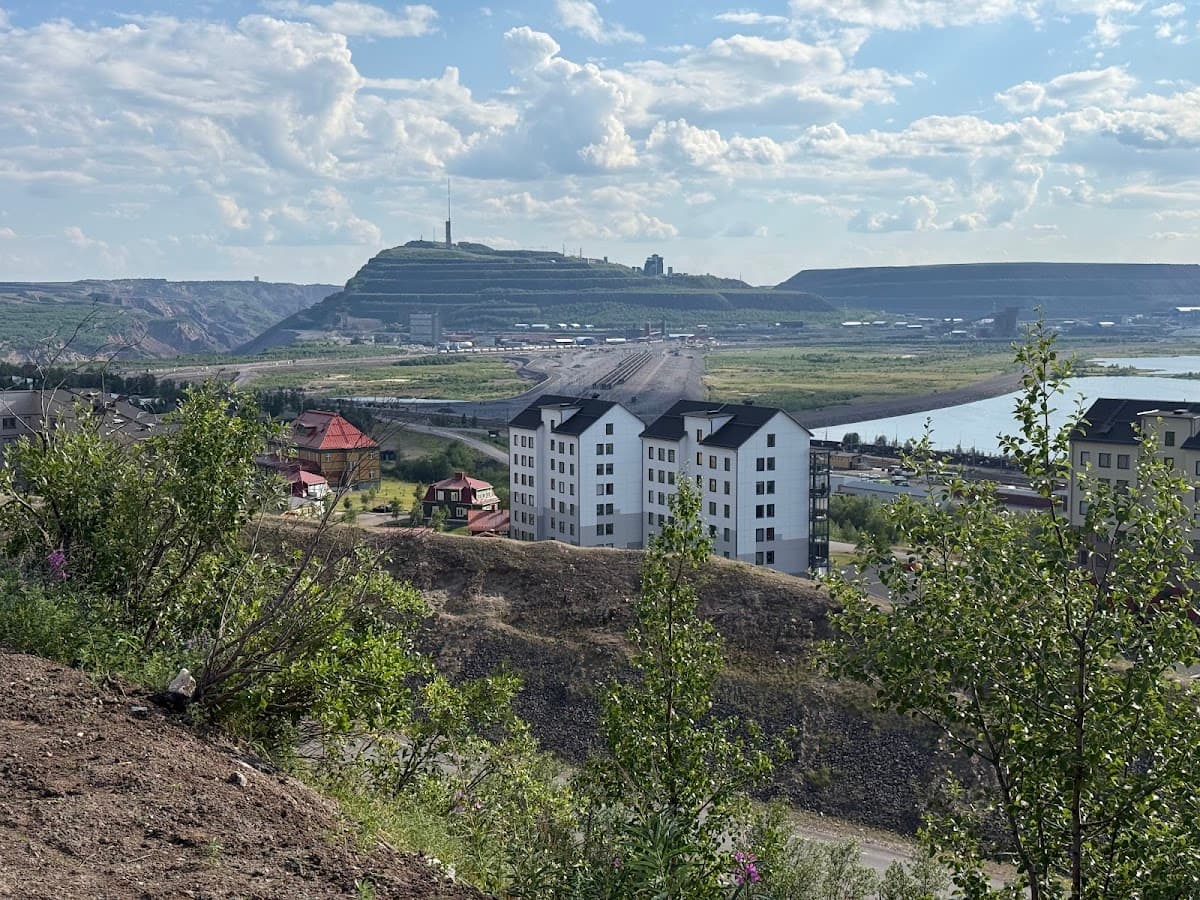 Rastplats Luossavaara i Kiruna med utsikt över fjällvärlden och staden.