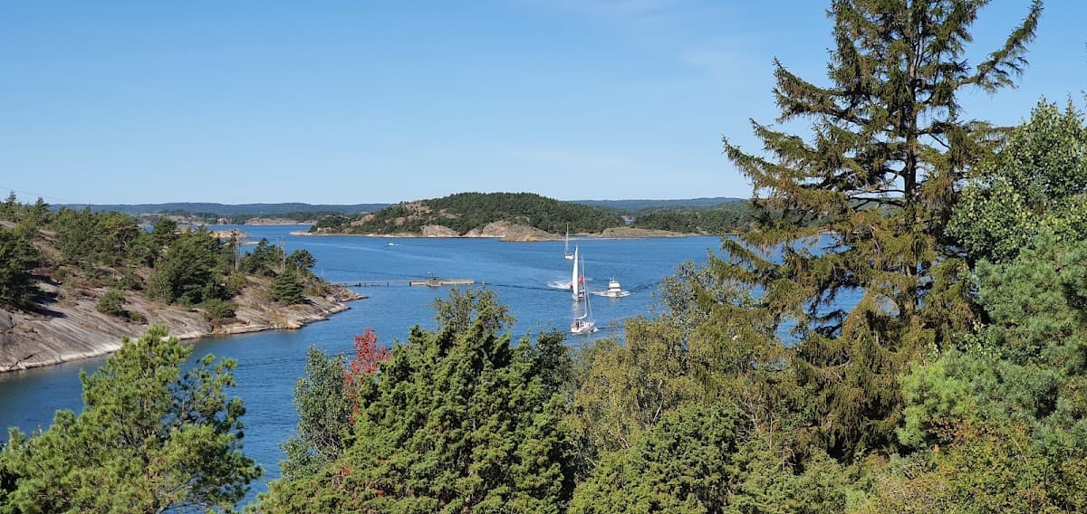 Utsikt från Skåpesunds rastplats mot Skåpesundsbron och sundet mellan Tjörn och Orust.