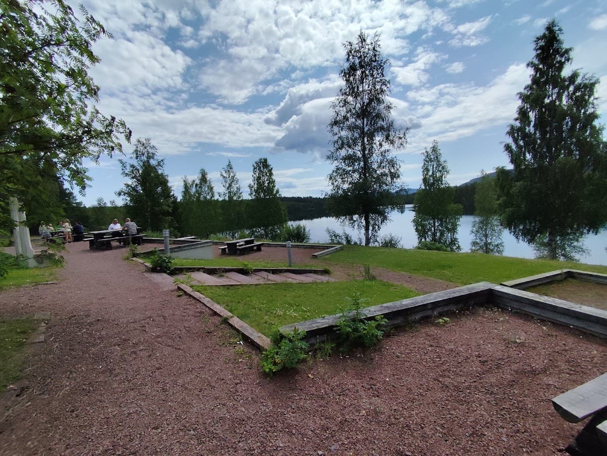 Rastplats Spjutmosjön vid väg 70 i Dalarna med utsikt över sjö och omgivande barrskog.