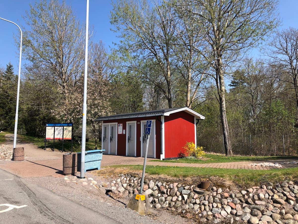 Vy över rastplats Strängnäsbron vid Mälaren med utsikt över Prästfjärden och grönområden.