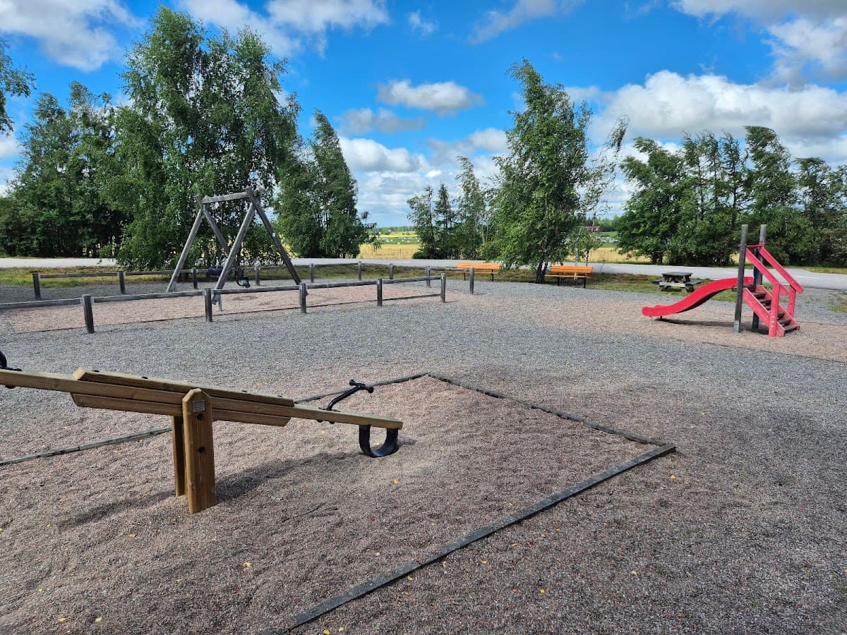 Rastplats Torsberget vid E4 omgiven av barrskog med parkeringsytor och faciliteter.