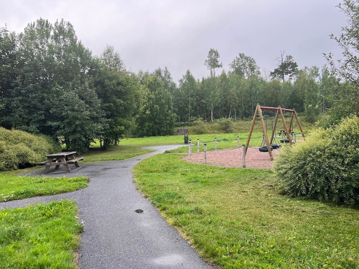 Rastplats Tre Ängar vid E4 med öppna gröna fält och lummiga skogsdungar.