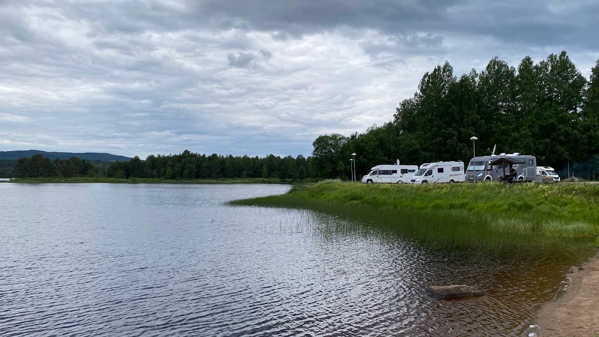 Rastplatsen Ytterhogdal intill riksväg 84, omgiven av skog och öppet norrländskt landskap.