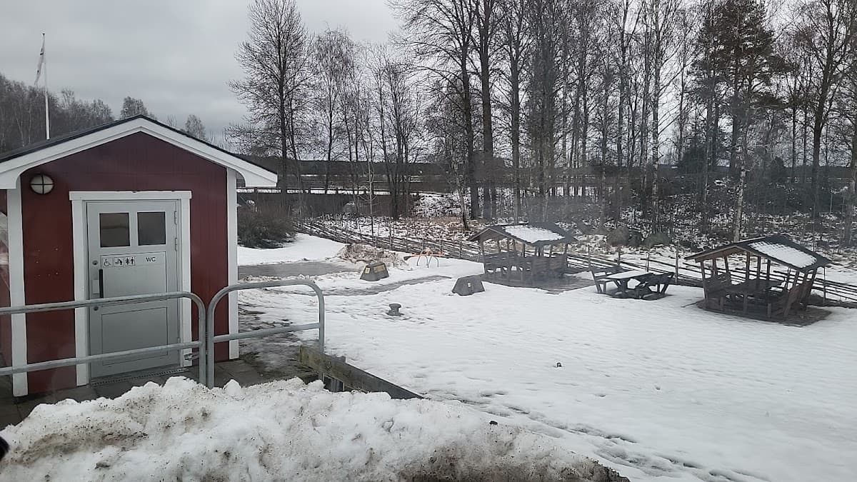 Rastplats Åkebo i södra Östergötland, omgiven av grönskande lövskog intill E4.