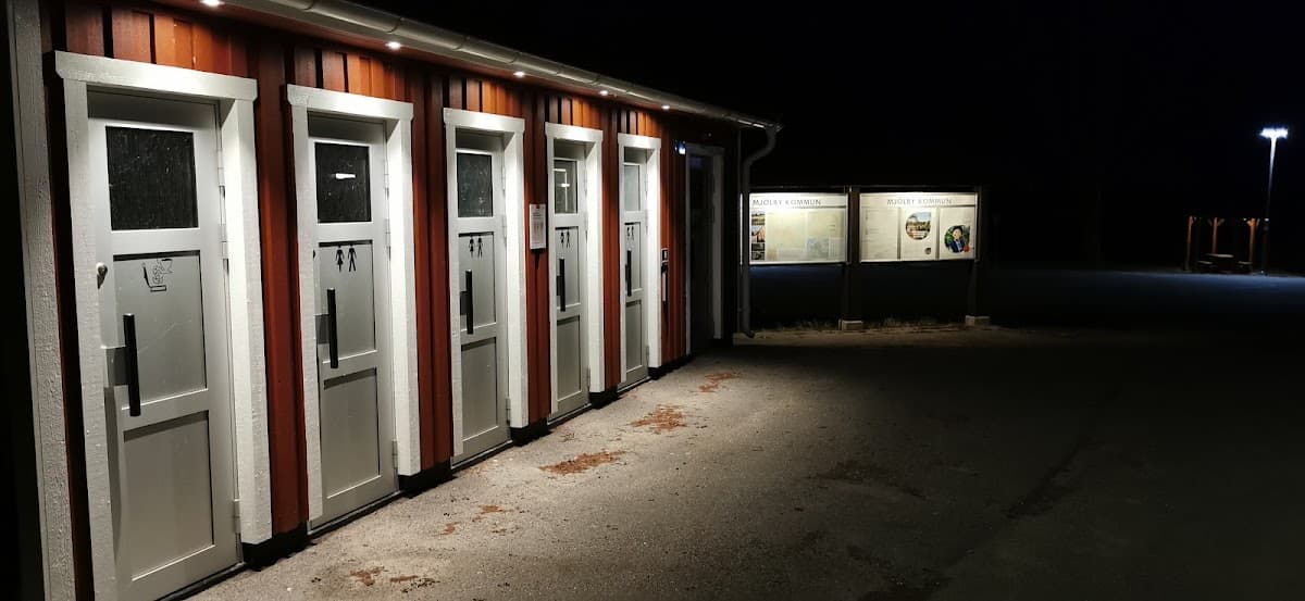 Albacken rastplats längs E4 söder om Örnsköldsvik med skogig omgivning och faciliteter.