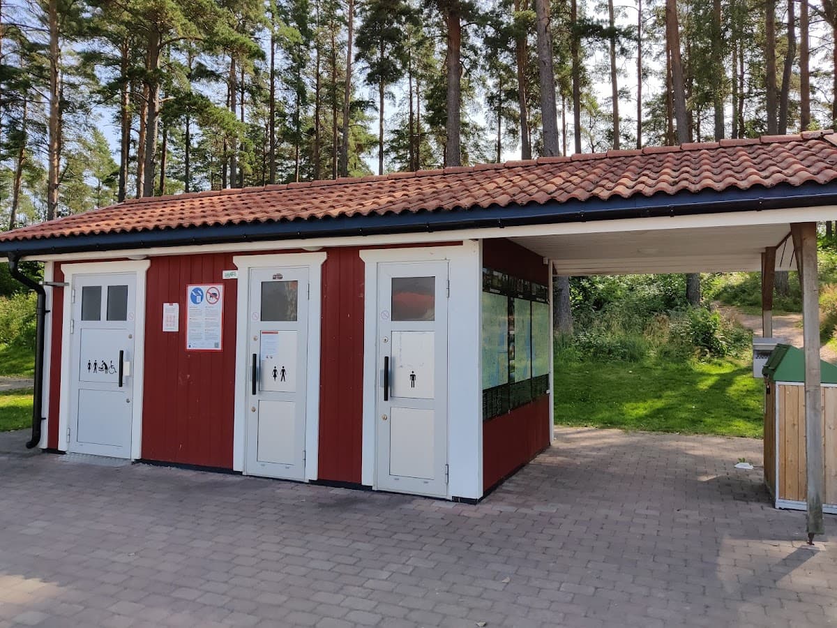 Rastplats Åmål längs E45 i Dalsland med lummig grönska och tillgänglighetsanpassade faciliteter.