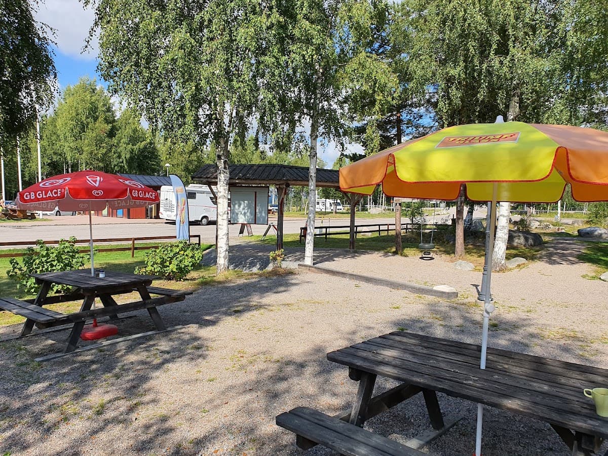 Vy över den glittrande Ångersjön och norrländsk skog från rastplatsen vid E4 i Ångermanland.