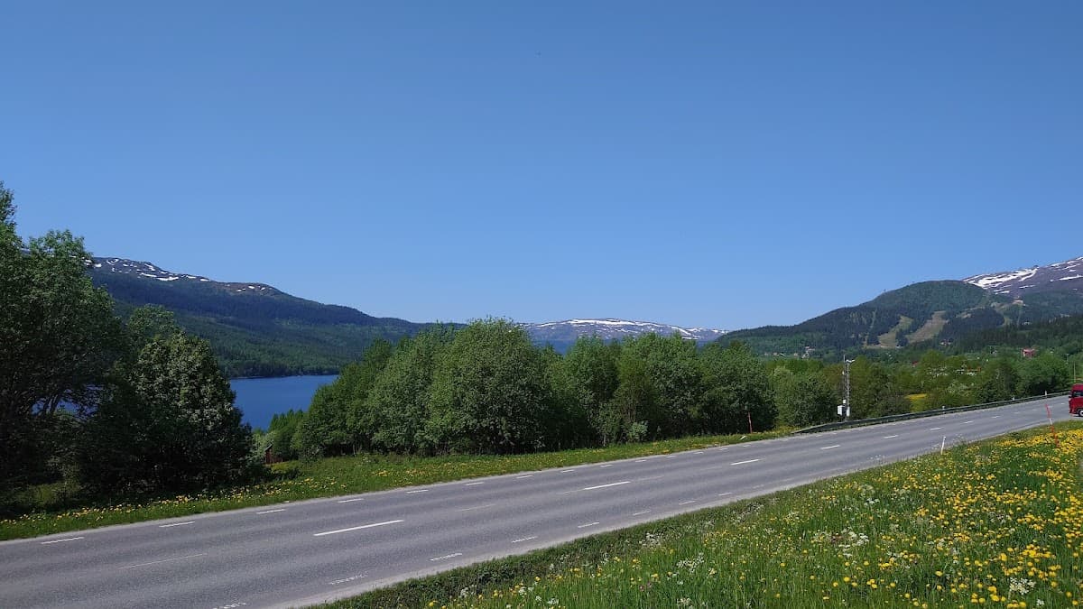 Rastplats Åre/Björnänge vid E14 med utsikt över jämtländsk fjällnatur och skog.
