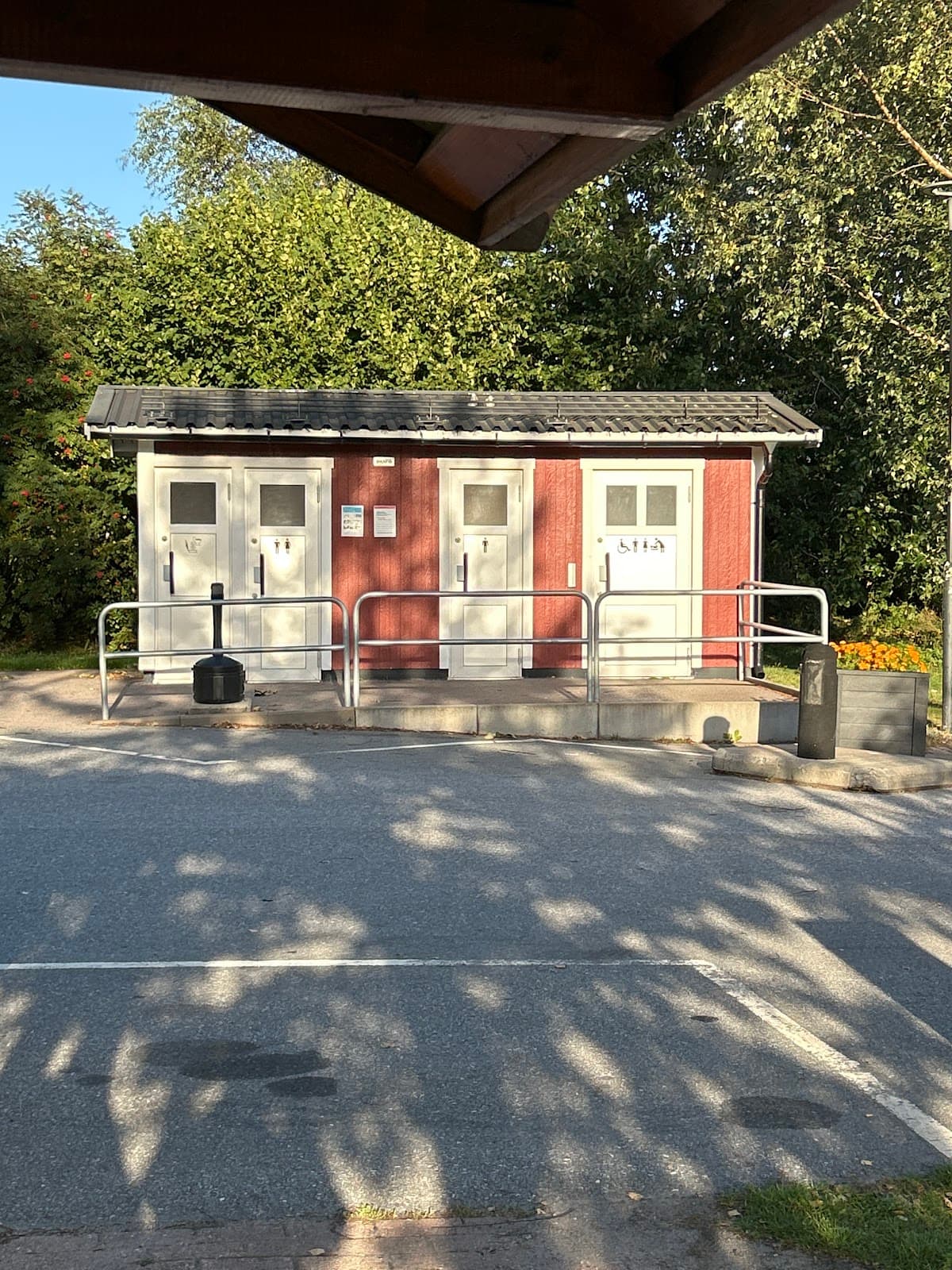 Rastplats Arvidsbo längs E18, omgiven av tät barrskog.