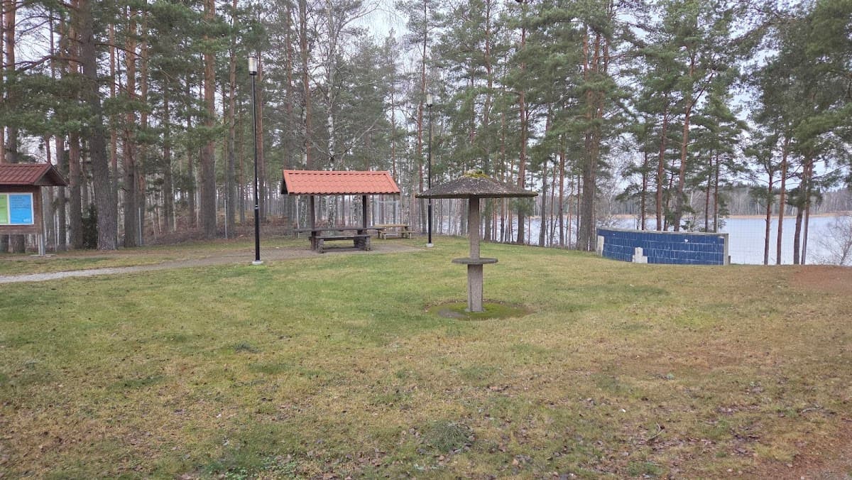 Vy över rastplats Aspen vid E4 i Småland, omgiven av tät barrskog.