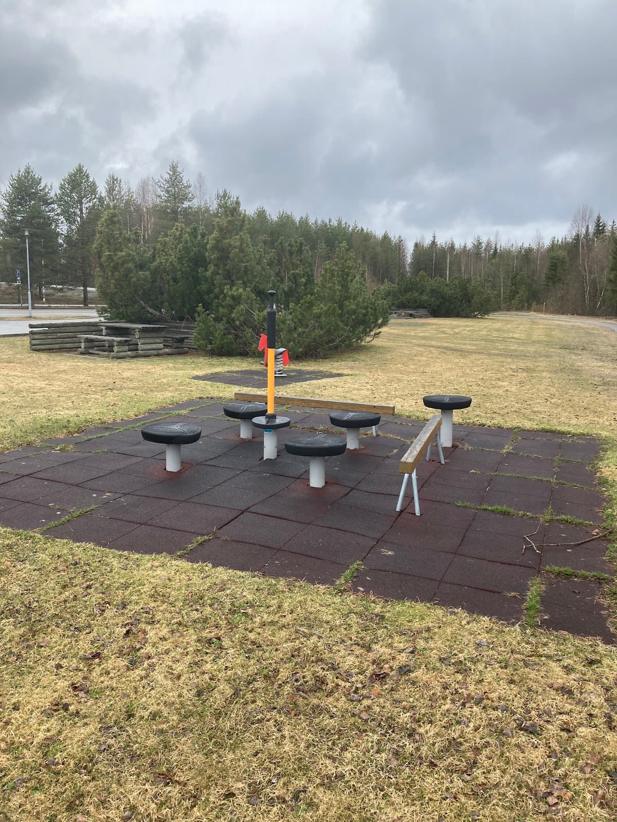 Vy över sjön från Rastplats Blåvikssjön längs väg 32 i Östergötland.