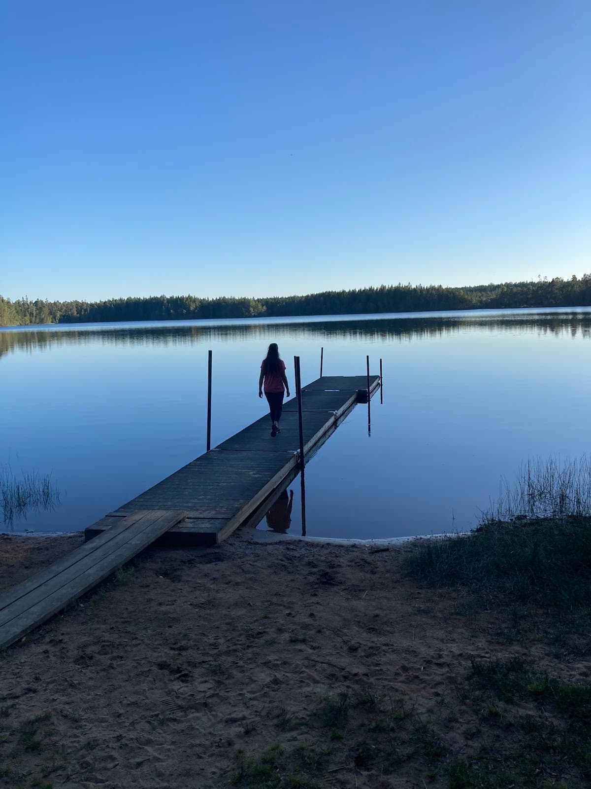 Rastplats Boasjön vid E4 norr om Värnamo med utsikt över sjön och picknickbord.