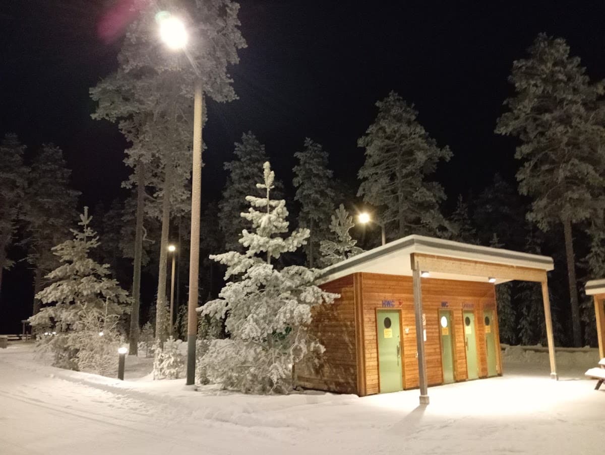 Vy över Rastplats Bocksliden söder om Nordmaling, omgiven av skog och grönska.