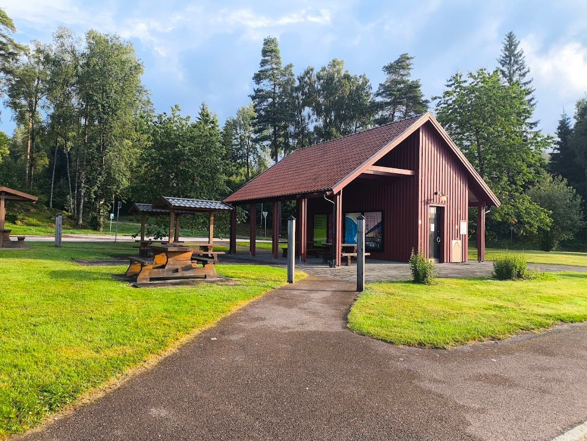 Rastplats Borås Sörbo vid Riksväg 40, omgiven av grönska med servicehus och parkeringsyta.