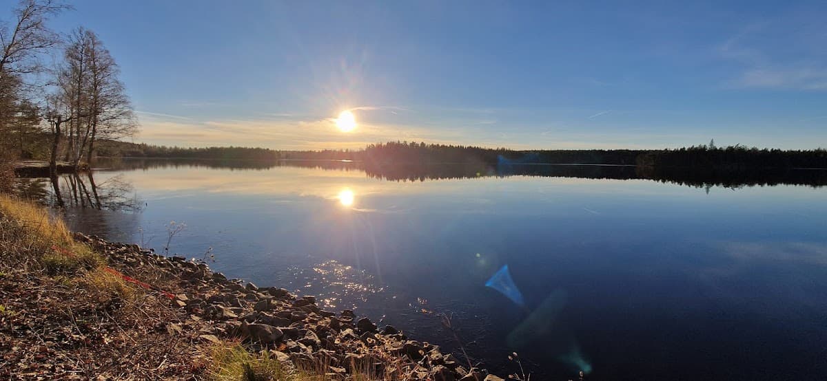Rastplats Boskvarnasjön Ö vid E4 med utsikt över sjön och omgivande småländsk skog.