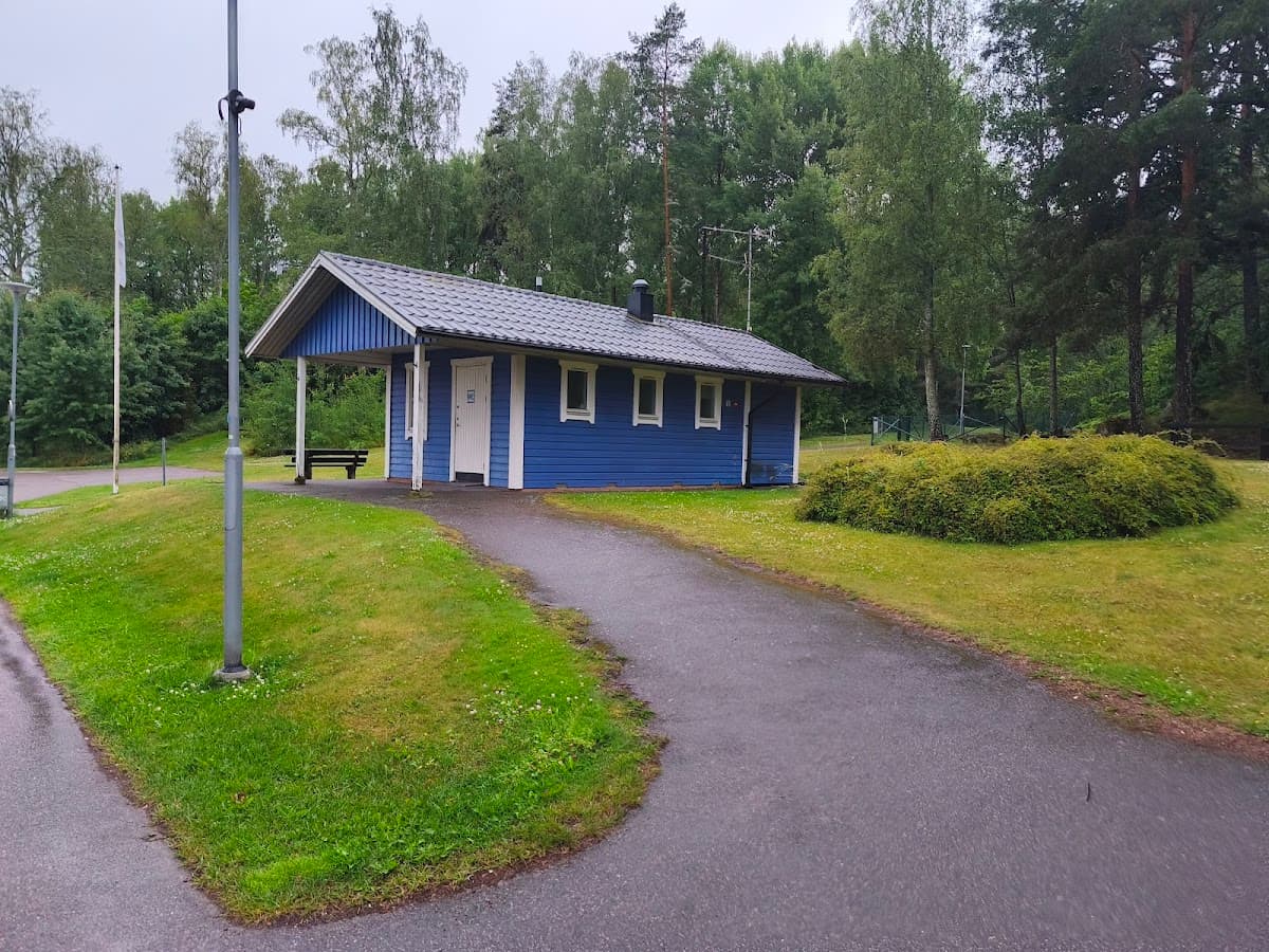 Rastplats Dalstorp vid väg 27 med picknickbord, toaletter och omgivande grönska i Västergötland.