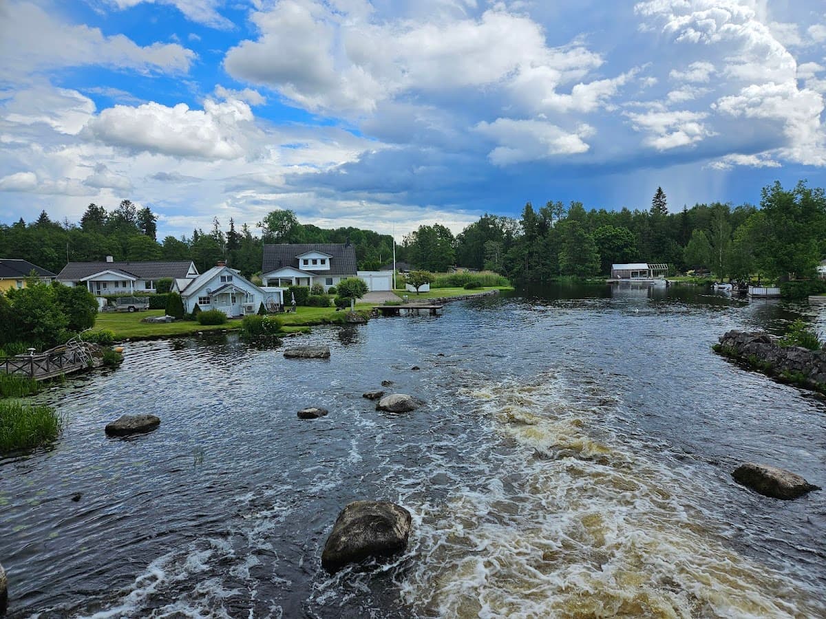 Djulö rastplats vid riksväg 56 utanför Katrineholm med sittplatser och grönskande omgivningar.