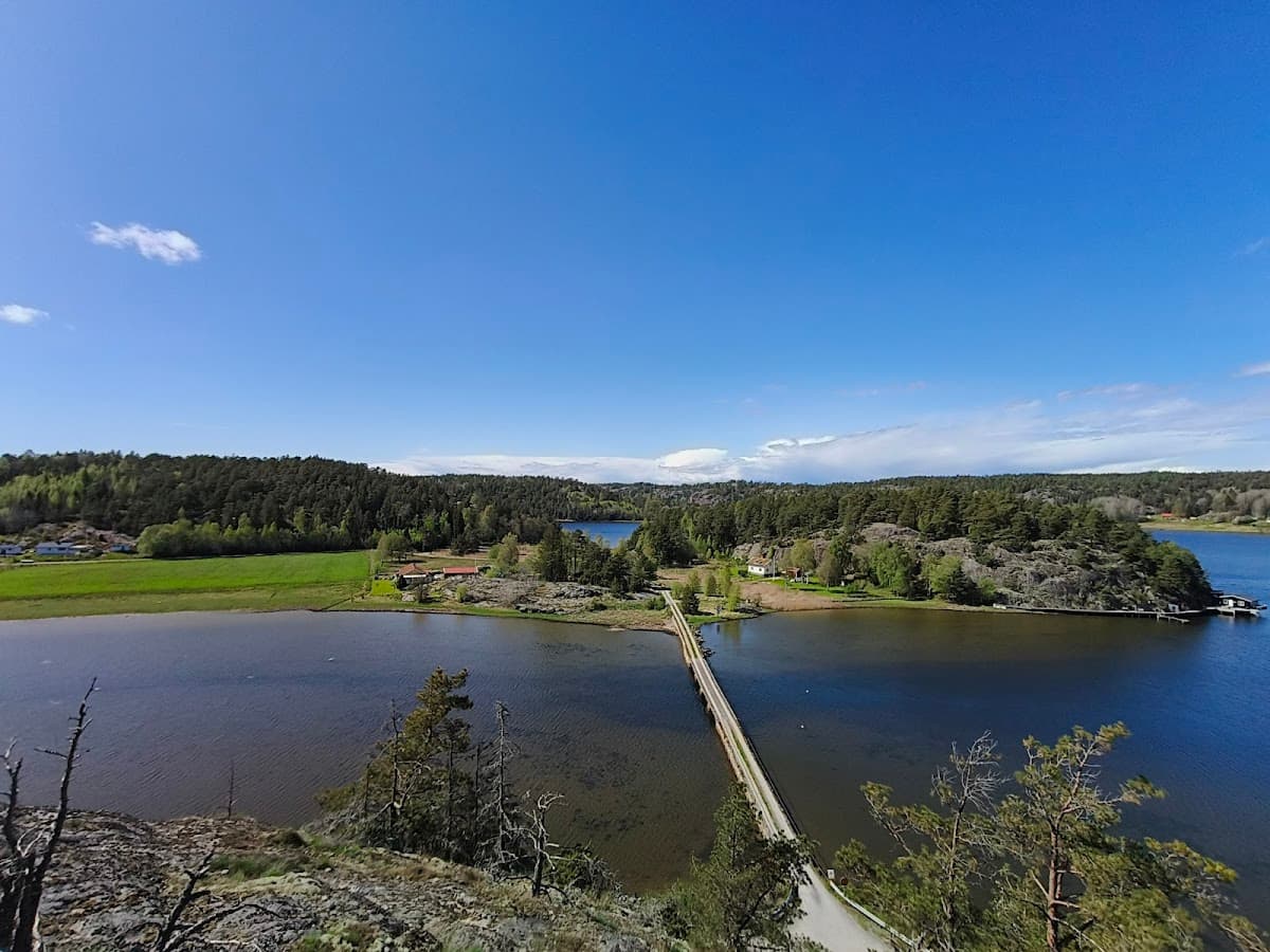 Vy över rastplats Dynekilen vid E6 i norra Bohuslän, omgiven av naturskön kustmiljö nära Strömstad.