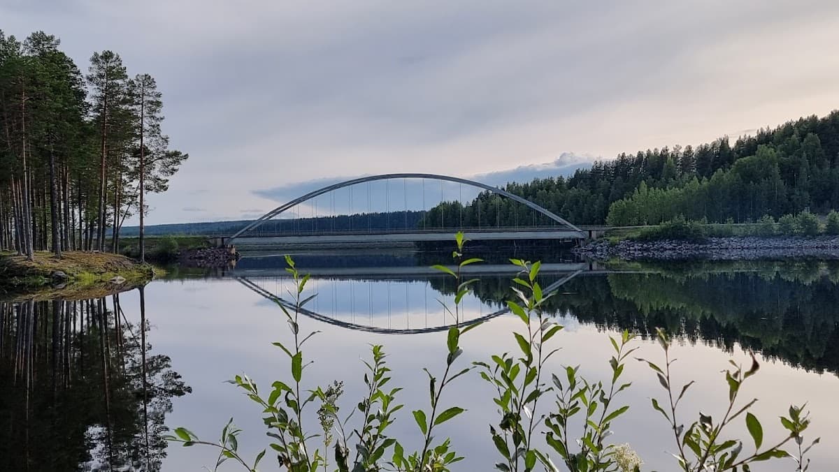 Vy över rastplats Edefors längs E10, med bänkar och utsikt mot Lule älv i Norrbotten.