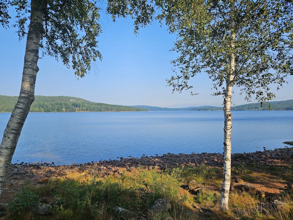 Rastplats Edslan vid väg 172 i Dalsland med utsikt över sjön och omgivande skog.