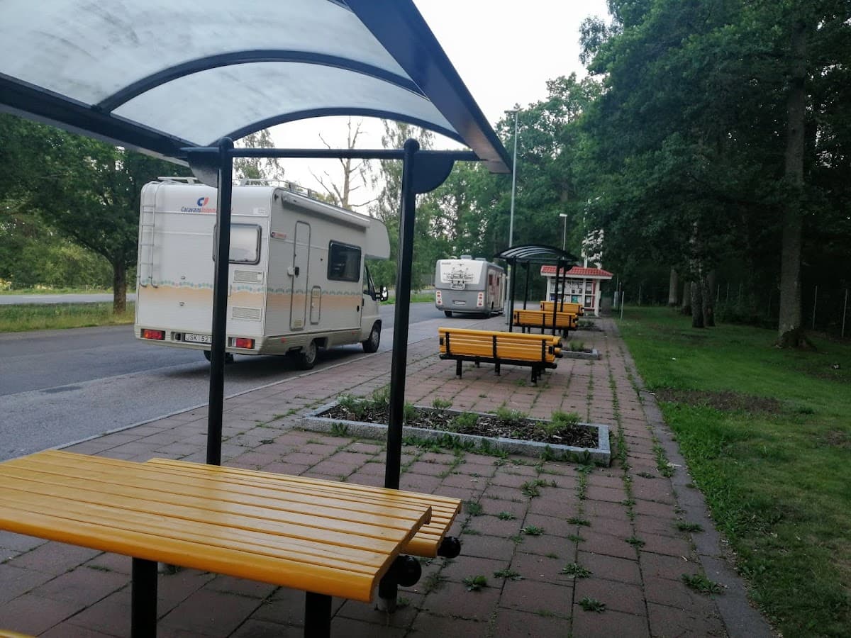 Rastplats Ekhammar vid väg 51 i Närke, omgiven av grönskande barrskog med sittplatser.