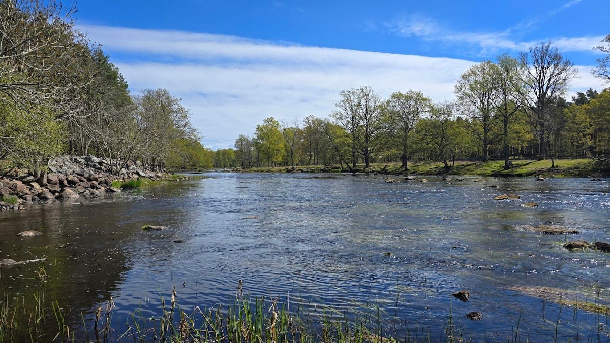 Rastplats Emån Ö med grönområde och faciliteter intill den fridfulla Emån i Småland.