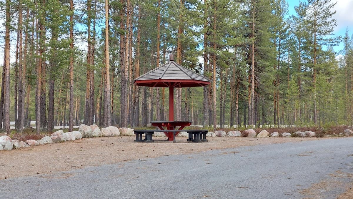 Rastplats Enebacken vid E4 med lekplats, sittplatser och omgivande blandskog i Östergötland.
