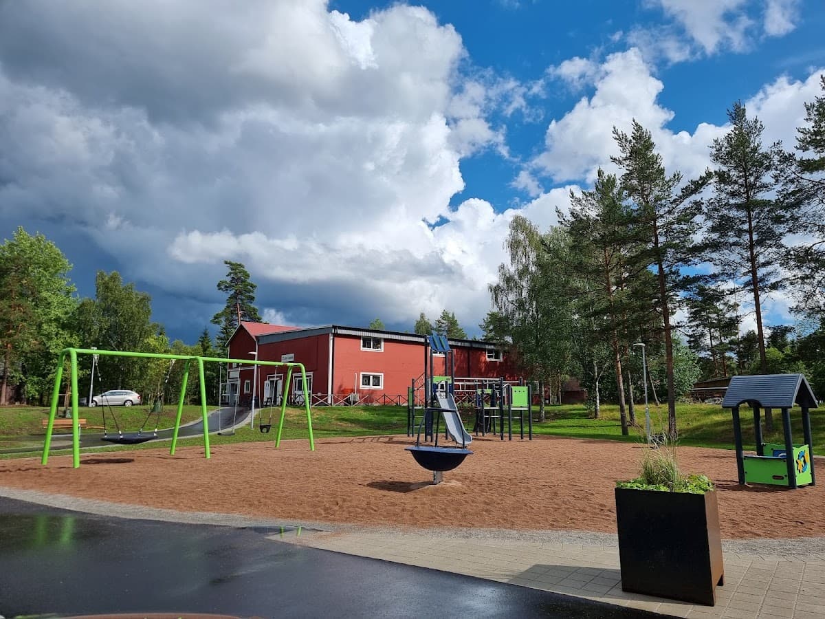 Rastplats Eriksmåla längs Riksväg 25 i Småland omgiven av grönskande barrskog.