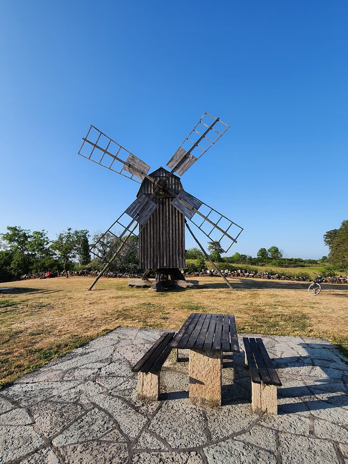 Vy över Eriksöre rastplats på Öland med utsikt över Kalmarsund och tillgängliga faciliteter.