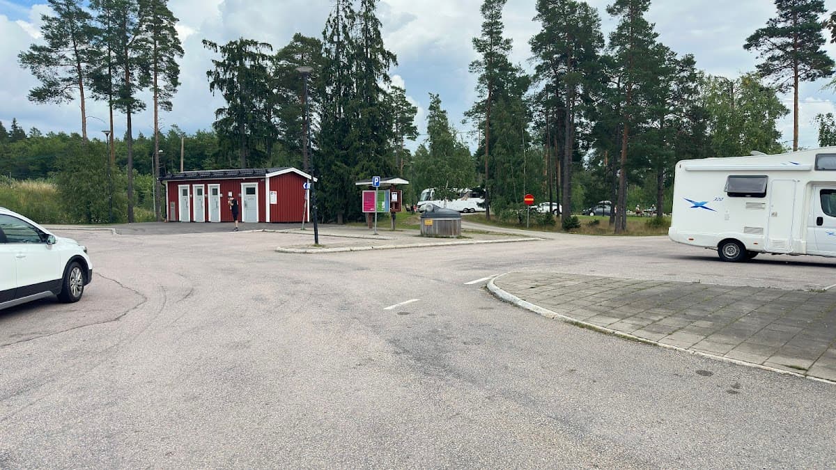 Rastplats Evelund vid riksväg 27 i Småland med lekplats och grönskande skog.