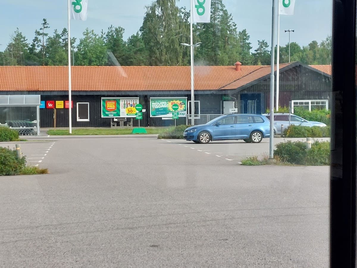 Fårbo rastplats vid E22 norr om Oskarshamn med sittplatser och skogsmiljö.