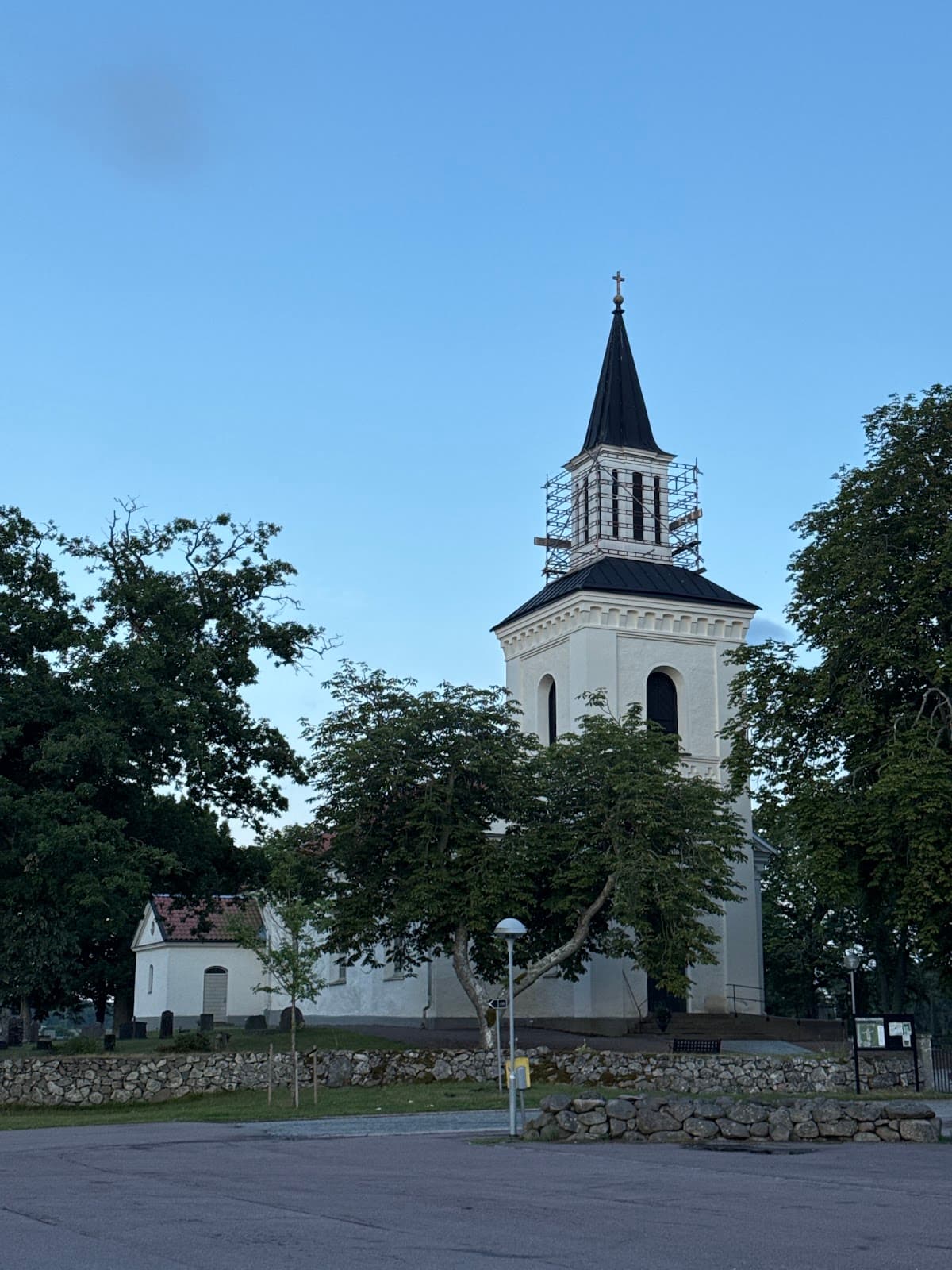 Rastplats Förkärla Ö vid E22 i Blekinge med parkeringsytor och omgivande grönska.