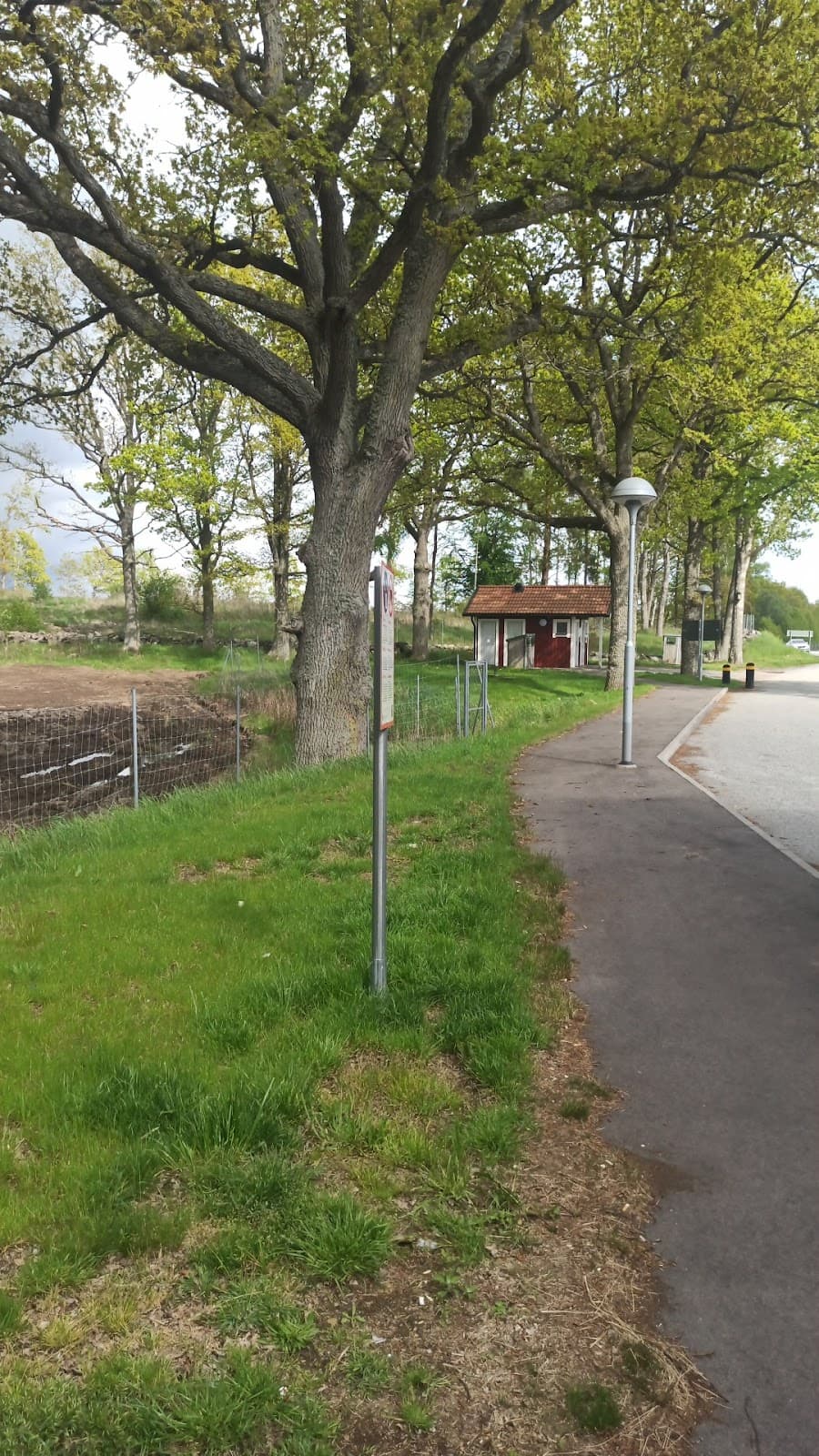 Rastplats Förkärla V vid E22 i Blekinge, omgiven av lummig löv- och barrskog.