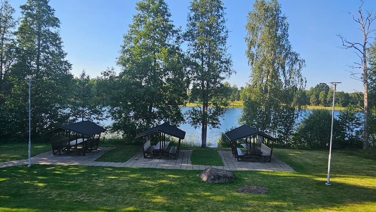 Vy över rastplats Försjön i Småland med utsikt över sjön och omgivande skog vid E4.