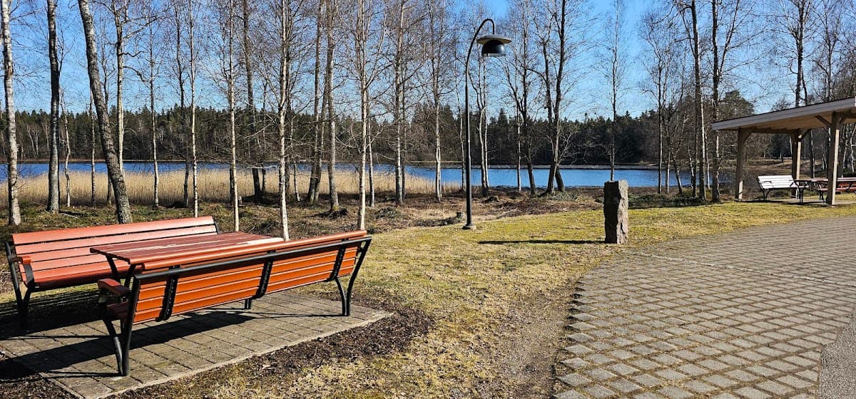 Rastplats Fräjen vid E4 söder om Värnamo med sittplatser i naturskön småländsk skogsmiljö.