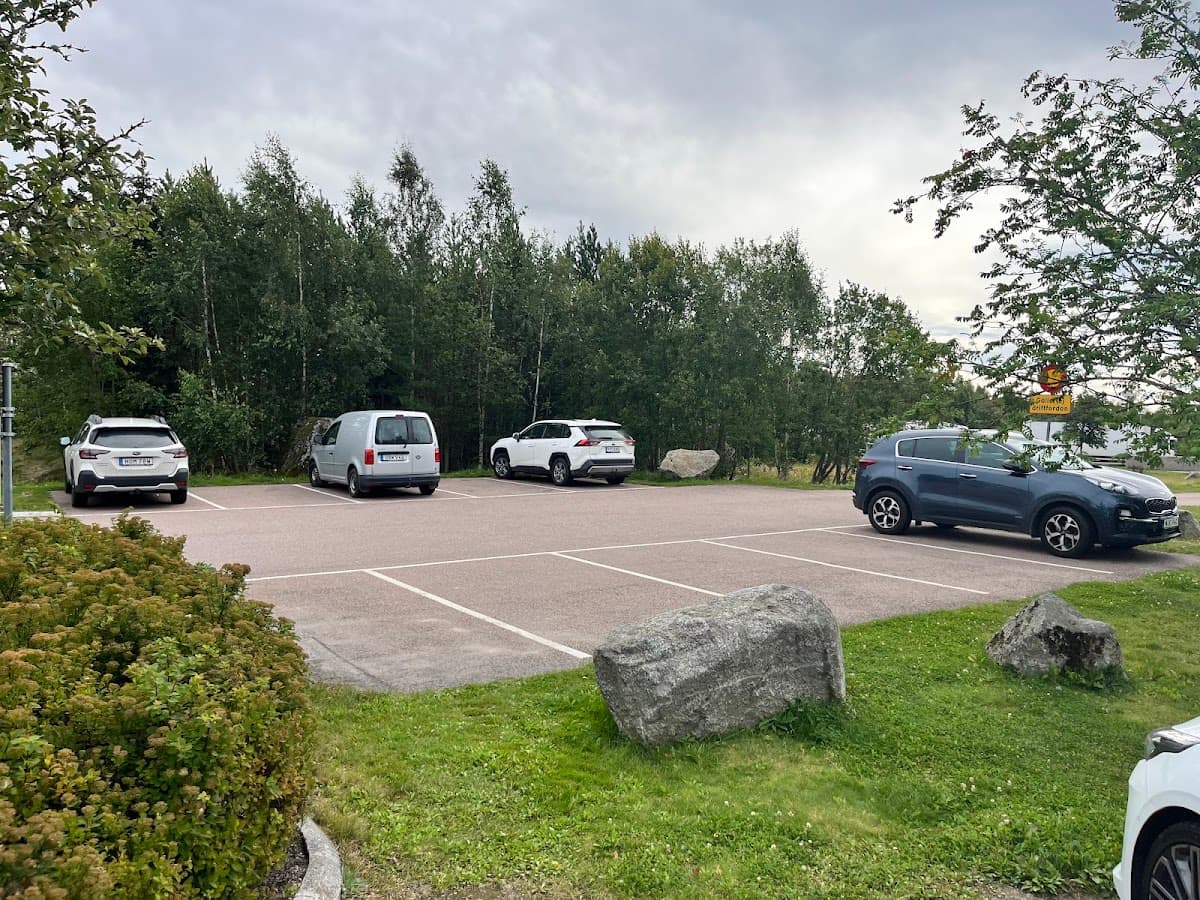 Vy över rastplatsen Frösvi Ö vid vattnet längs E18 i Västmanland.