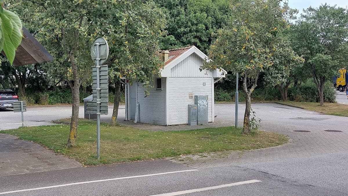 Gårdstånga rastplats vid E22 i Skåne med öppna fält och gröna ytor.
