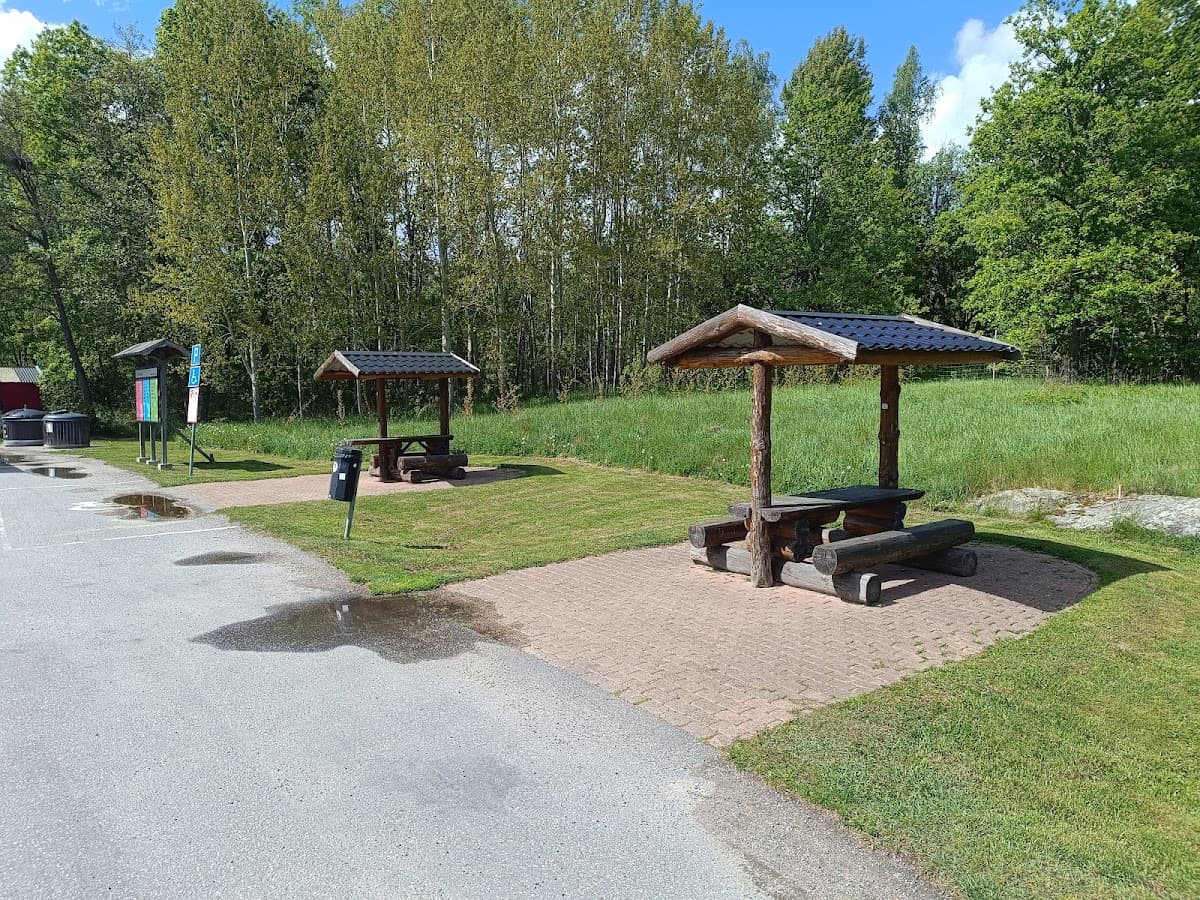 Rastplats Gnallen vid E4 norr om Gävle med skogsparti, sittplatser och vy mot Testeboån.